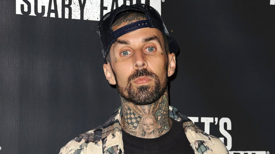 Blink-182, Travis Barker ricorda l’incidente aereo: “Ho perso tre amici e sono quasi morto, ero immerso nell’oscurità”