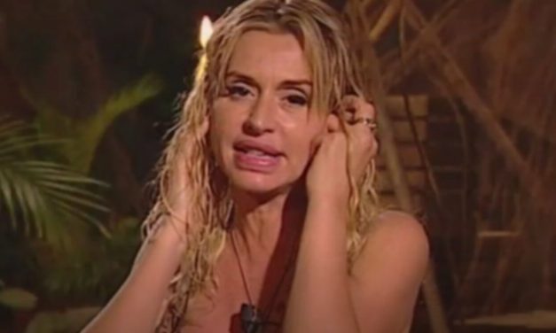 Valeria Marini fa pipì per terra, poi si difende: “La mia è come gocce di Chanel”