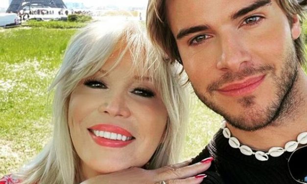 Amanda Lear a 82 anni con il suo nuovo giovanissimo fidanzato, ‘la boutique non è più chiusa’