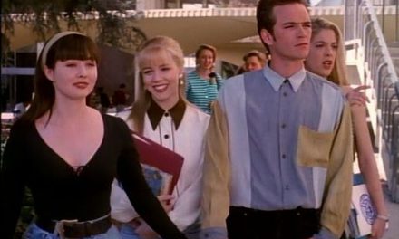 Beverly Hills 90210, Jennie Garth rivede la serie e sul triangolo amoroso tra Brenda, Dylan e Kelly rivela: “Sono nervosa”