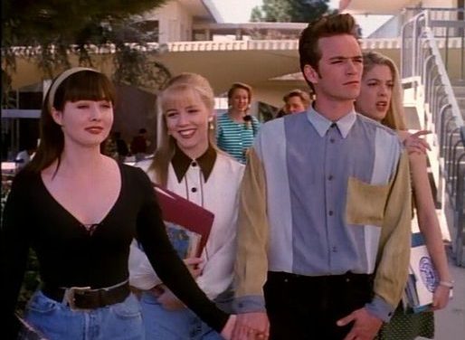 Beverly Hills 90210, Jennie Garth rivede la serie e sul triangolo amoroso tra Brenda, Dylan e Kelly rivela: “Sono nervosa”