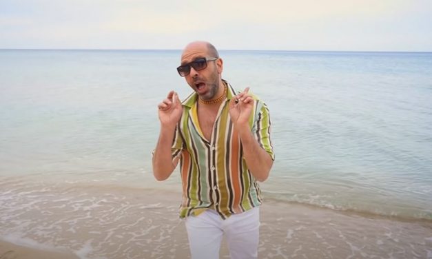 Checco Zalone ed Helen Mirren insieme nella nuova hit “La Vacinada”