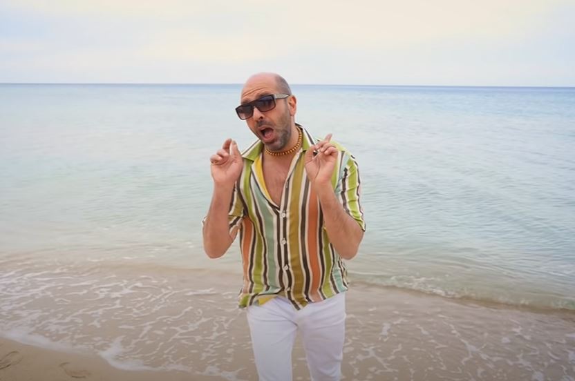Checco Zalone ed Helen Mirren insieme nella nuova hit “La Vacinada”