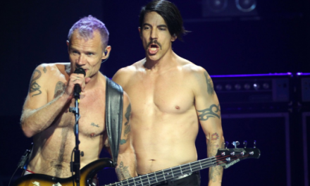 Red Hot Chili Peppers, Flea: “Nei nostri giorni da drogati, Anthony e io ci chiamavamo i fratelli Siringa”