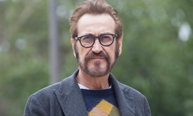 Marco Giallini sulla moglie scomparsa: “Morire è prassi, ma non fra le mie braccia mentre prendiamo le valigie per le vacanze”