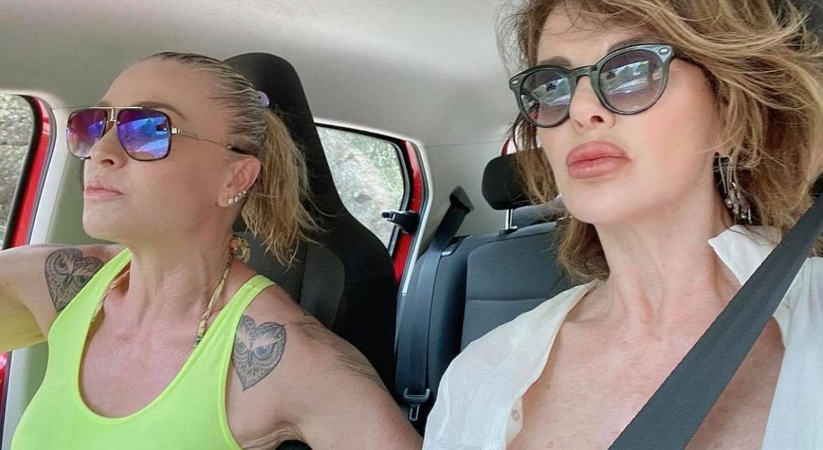 Paola Barale ed Alba Parietti vacanze pazze ad Ibiza: “Siamo come Thelma e Louise”
