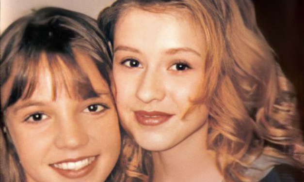 Christina Aguilera, la tenera foto con Britney Spears e la dedica: “Meriti libertà, amore e rispetto”