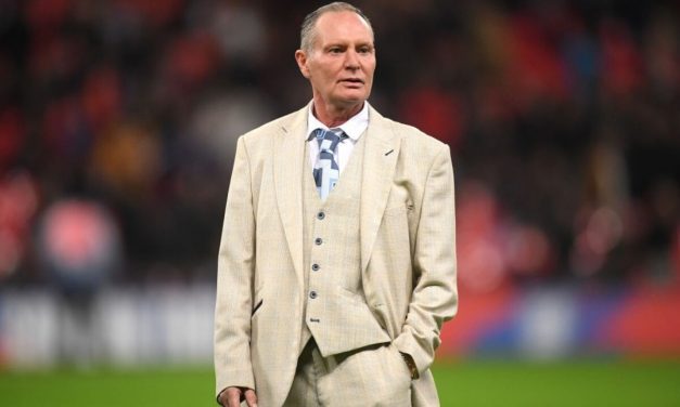 Paul Gascoigne: “Sono scivolato e mi sono rotto il collo. Adesso ho delle viti nel collo. Sto cadendo a pezzi”