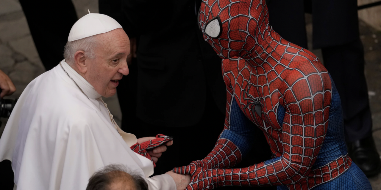 Papa Francesco incontra Spider-Man: l’emozionante storia di Mattia Villardia