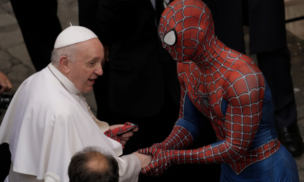 Papa Francesco incontra Spider-Man: l’emozionante storia di Mattia Villardia
