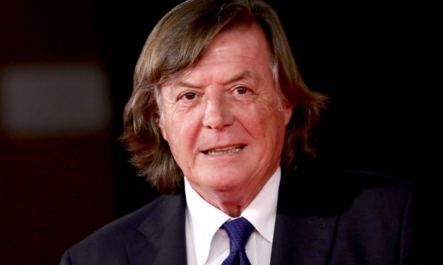 Adriano Panatta contro i maleducati in treno: “Spero che gli venga una colite fulminante”