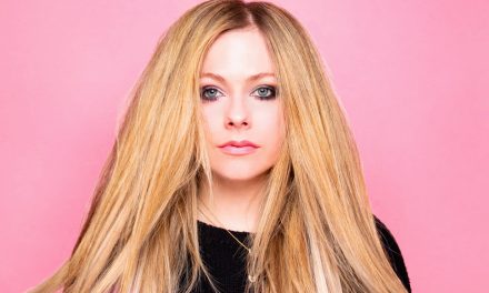 Avril Lavigne a 36 anni come a 20, i fan impazziscono per il video di Tik Tok: “Non invecchia mai”