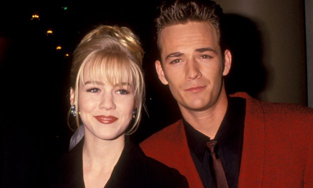 Jennie Garth: “Una volta mi misero in una gabbia con Luke Perry per scappare dai fan allo zoo”