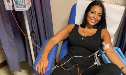 Carolina Marconi inizia la chemio dopo l’asportazione di un tumore al seno: “Non si molla, sempre con il sorriso”