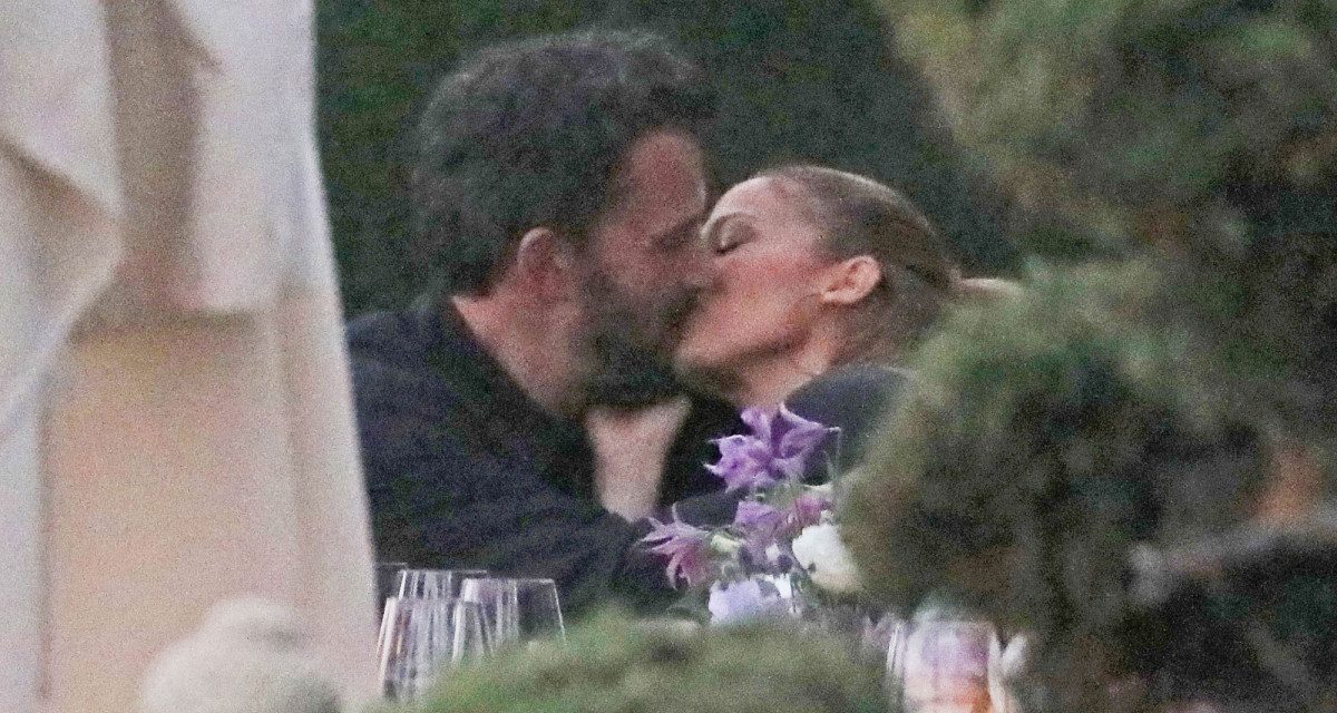 Jennifer Lopez e Ben Affleck: arriva il primo bacio in pubblico a confermare il ritorno di fiamma
