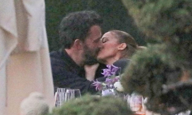 Jennifer Lopez e Ben Affleck: arriva il primo bacio in pubblico a confermare il ritorno di fiamma