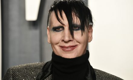 Marilyn Manson si costituisce alla polizia dopo il mandato di arresto