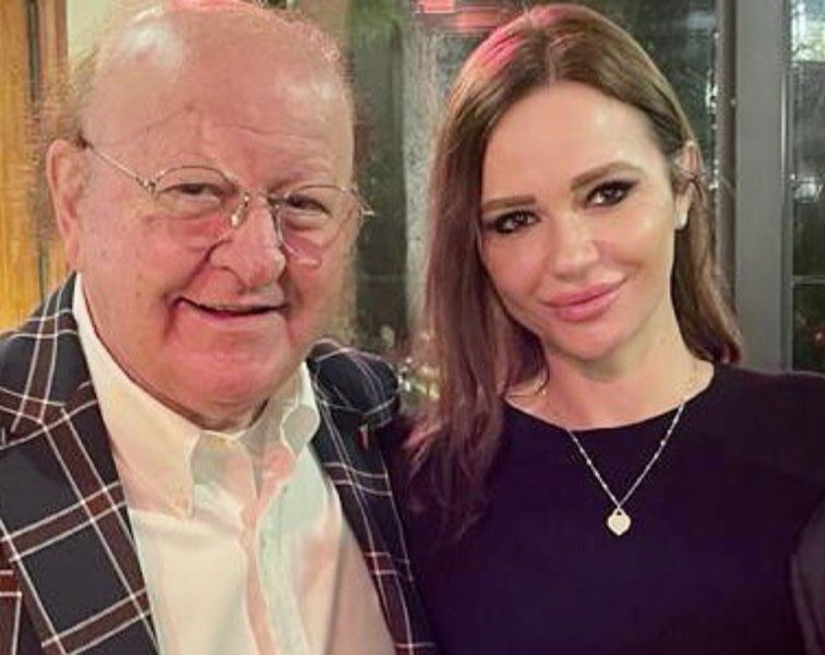 Massimo Boldi innamorato di una ragazza di 34 anni più giovane: “Mi sfugge, si ritrae. Ma spero di riuscire a conquistarla”