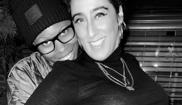 Skin mamma a 54 anni! La compagna è in dolce attesa