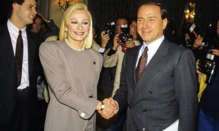 Raffaella Carrà e quella volta in cui Berlusconi la corteggiò con un camion di azalee per averla in Fininvest
