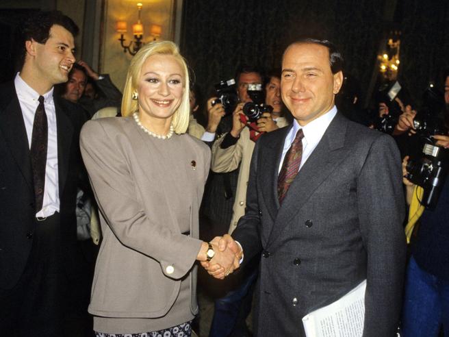Raffaella Carrà e quella volta in cui Berlusconi la corteggiò con un camion di azalee per averla in Fininvest