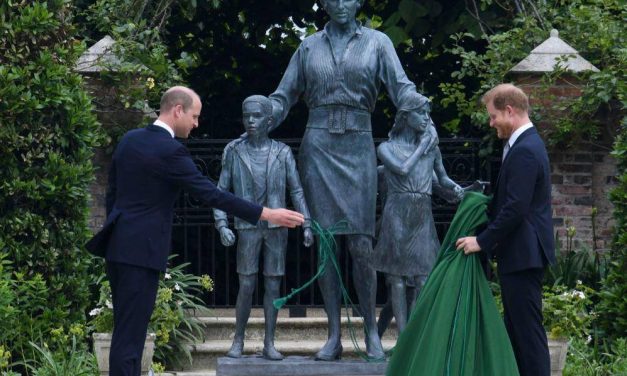 Harry e William inaugurano la statua dedicata a Diana: “Vorremmo fosse ancora con noi”