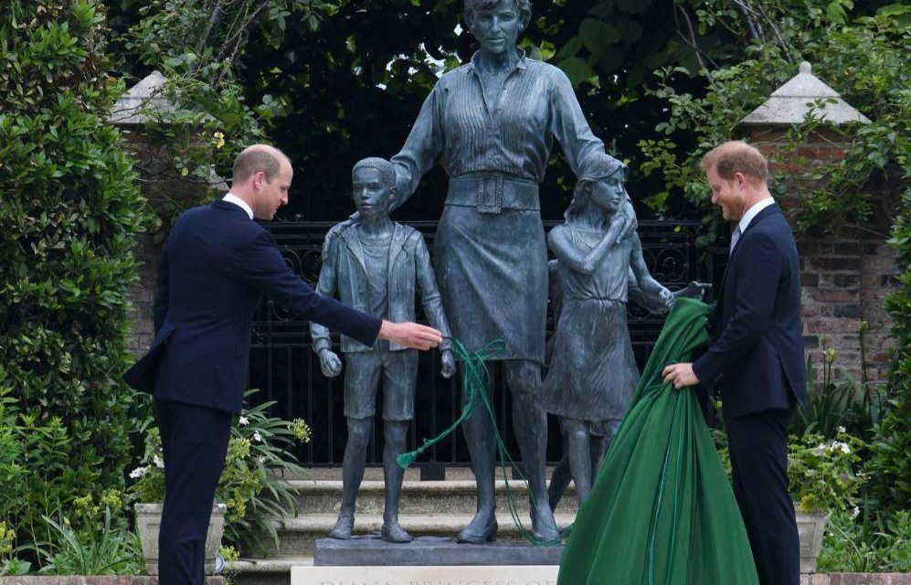 Harry e William inaugurano la statua dedicata a Diana: “Vorremmo fosse ancora con noi”
