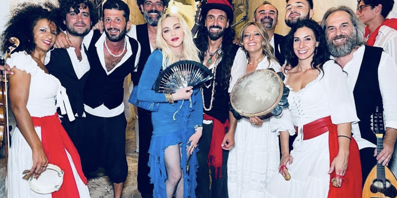 Madonna scatenata in Salento canta e balla “Bella ciao”
