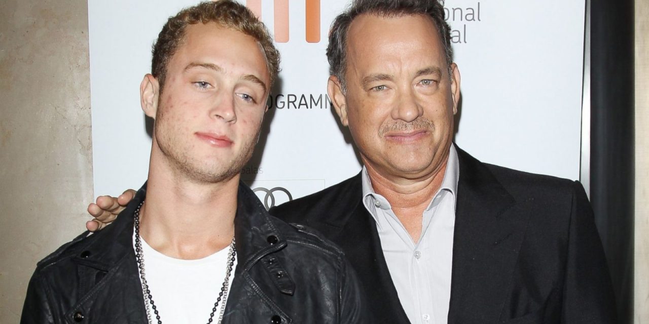 Tom Hanks, il figlio No-vax: “Ci sono più prove dell’esistenza degli Ufo che della sicurezza dei vaccini”
