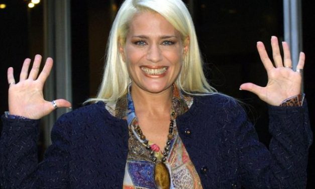 Heather Parisi raggiunta dall’ufficiale giudiziario durante l’intervista a “Belve”. La showgirl costretta a pagare quanto dovuto