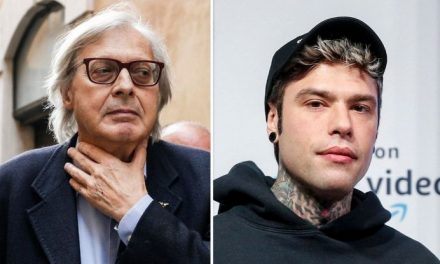 Vittorio Sgarbi attacca Fedez sui social: “Sulle unghie lo smalto, nel cervello la ruggine”