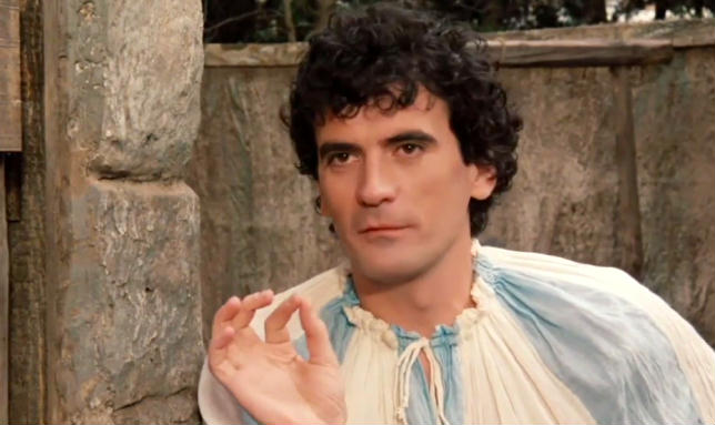 Non ci resta che piangere, Sandrelli: “Quando Troisi disse Yesterday bom bom scoppiammo tutti a ridere, improvvisò tutto”