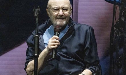 Phil Collins in evidente difficoltà fisica canta da seduto all’ultimo concerto