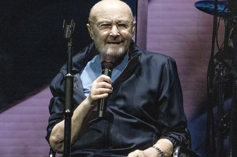 Phil Collins in evidente difficoltà fisica canta da seduto all’ultimo concerto