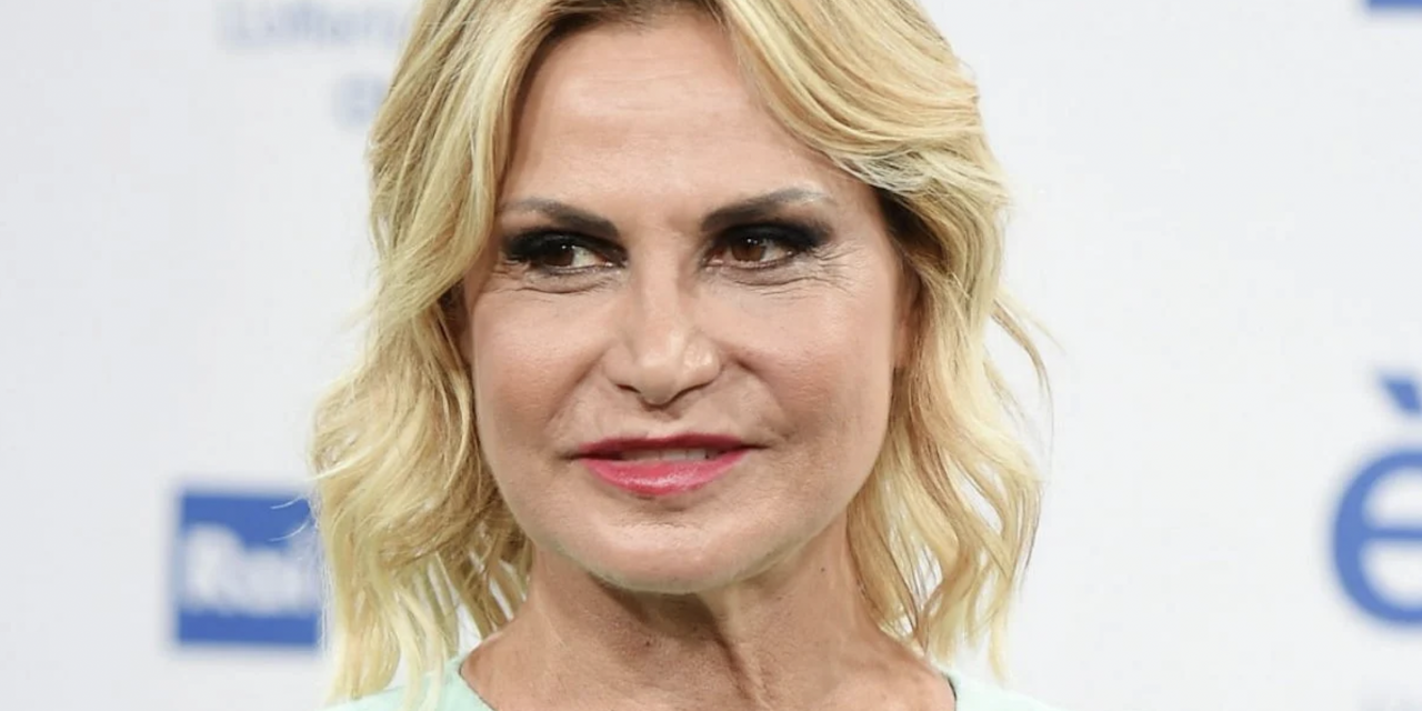 Simona Ventura compie 60 anni: “La non riconferma alla Domenica sportiva mi aprì le porte di Mai dire gol. Enzo Biagi disse che avevo le gambe più belle della tv”