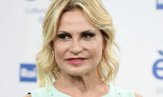 Simona Ventura compie 60 anni: “La non riconferma alla Domenica sportiva mi aprì le porte di Mai dire gol. Enzo Biagi disse che avevo le gambe più belle della tv”