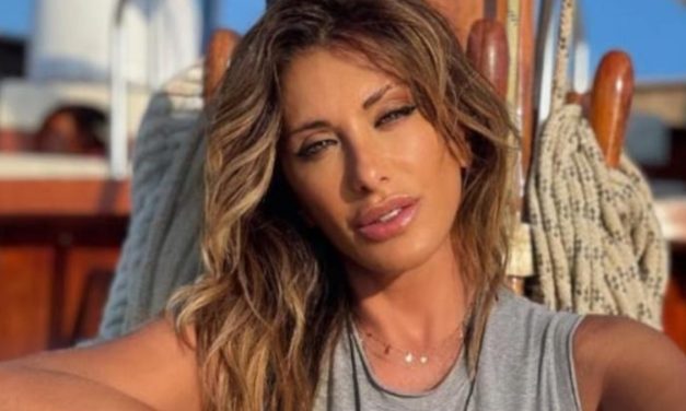 Sabrina Salerno: “Negli anni ’80, durante un concerto a capodanno, le femministe si ribellarono e mi tirarono bombe molotov”