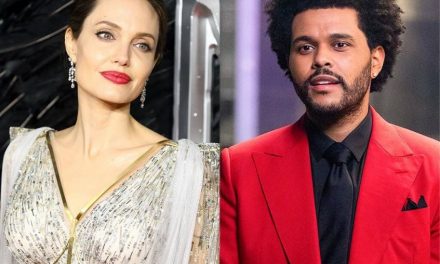 Angelina Jolie e The Weeknd beccati di nuovo insieme al ristorante, il gossip si scatena: è nata una nuova coppia?