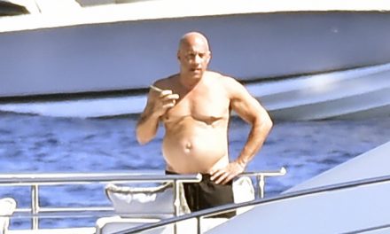Vin Diesel, vacanze in Italia: a torso nudo sul suo yacht