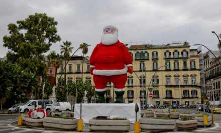 Napoli, il Babbo Natale di piazza Vittoria è stato già smontato. Polemiche social per l’installazione