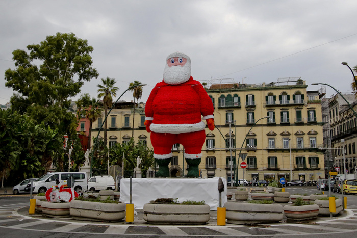 Napoli, il Babbo Natale di piazza Vittoria è stato già smontato. Polemiche social per l’installazione