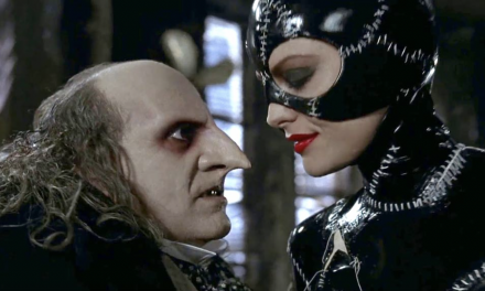 Batman – Il ritorno: dal talco per Michelle Pfeiffer per entrare nel costume, alla saliva nera di Danny DeVito con colorante e colluttorio