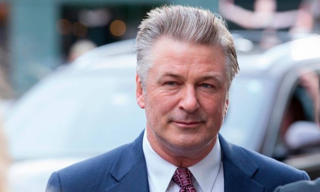 Alec Baldwin, cade un’aggravante: riduzione da 5 anni a 18 mesi