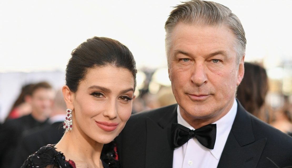 Alec Baldwin, la moglie rompe il silenzio dopo la tragedia sul set: “Il mio cuore è con Halyna”