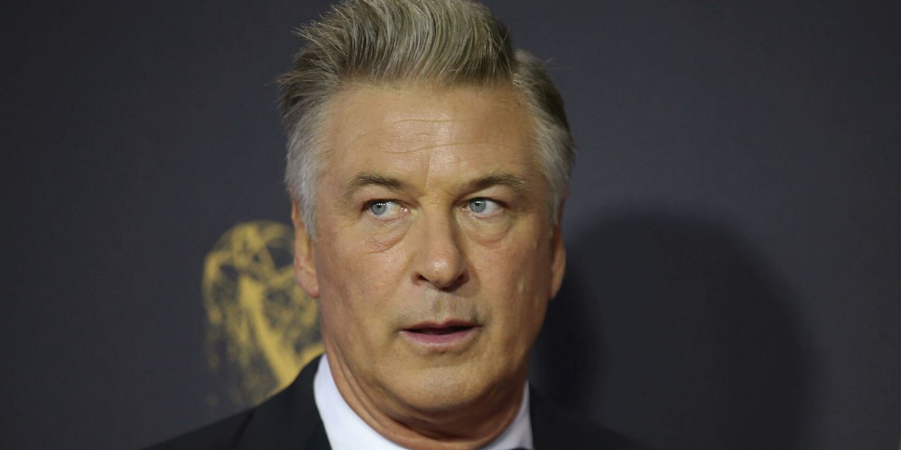 Alec Baldwin, le prime parole dopo la tragedia: “Sto cooperando con la polizia per fare chiarezza su quanto accaduto”