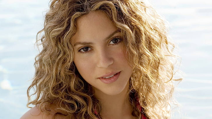 Shakira attaccata dai cinghiali: “Hanno preso la borsa con il telefono dentro”