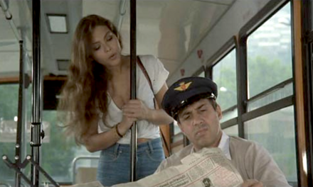 Innamorato pazzo, la scena della “terza mano” inventata da Celentano e le lezioni private per guidare l’autobus