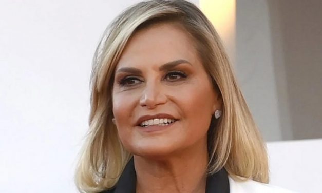 Simona Ventura: “Lasciai la Rai per stare vicino ai miei figli adolescenti. Sanremo? Ho avuto la fortuna di condurlo. Mi piacerebbe fare il direttore artistico!”