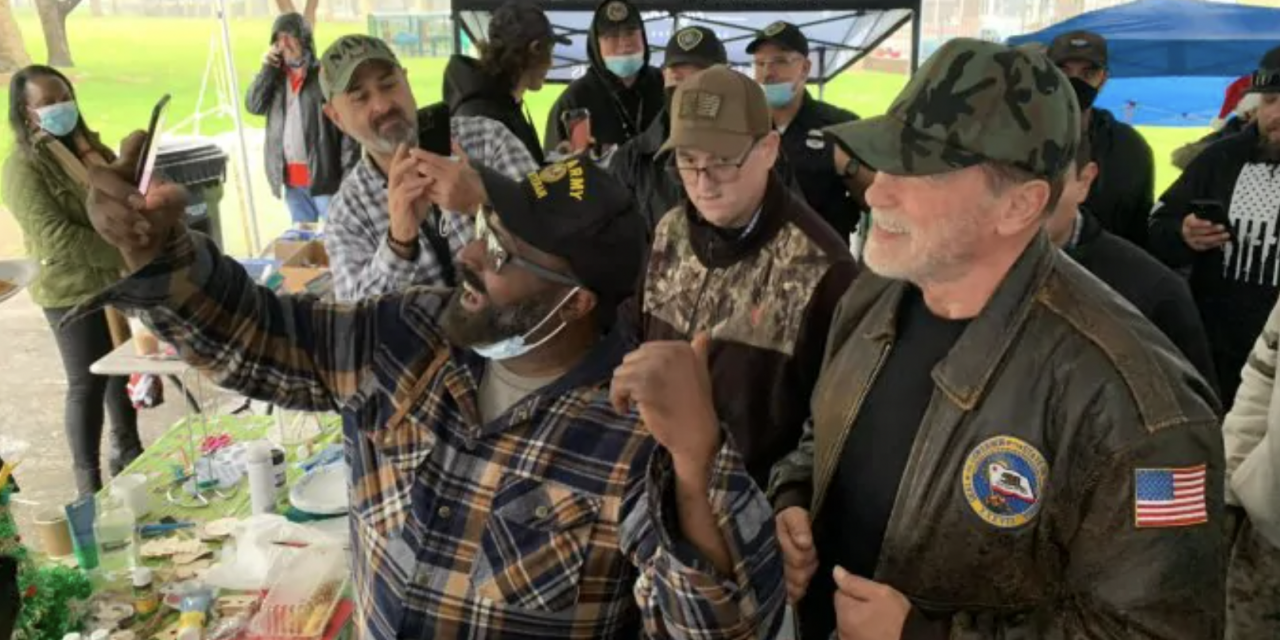 Arnold Schwarzenegger regala 25 case ai veterani senzatetto di Los Angeles per Natale