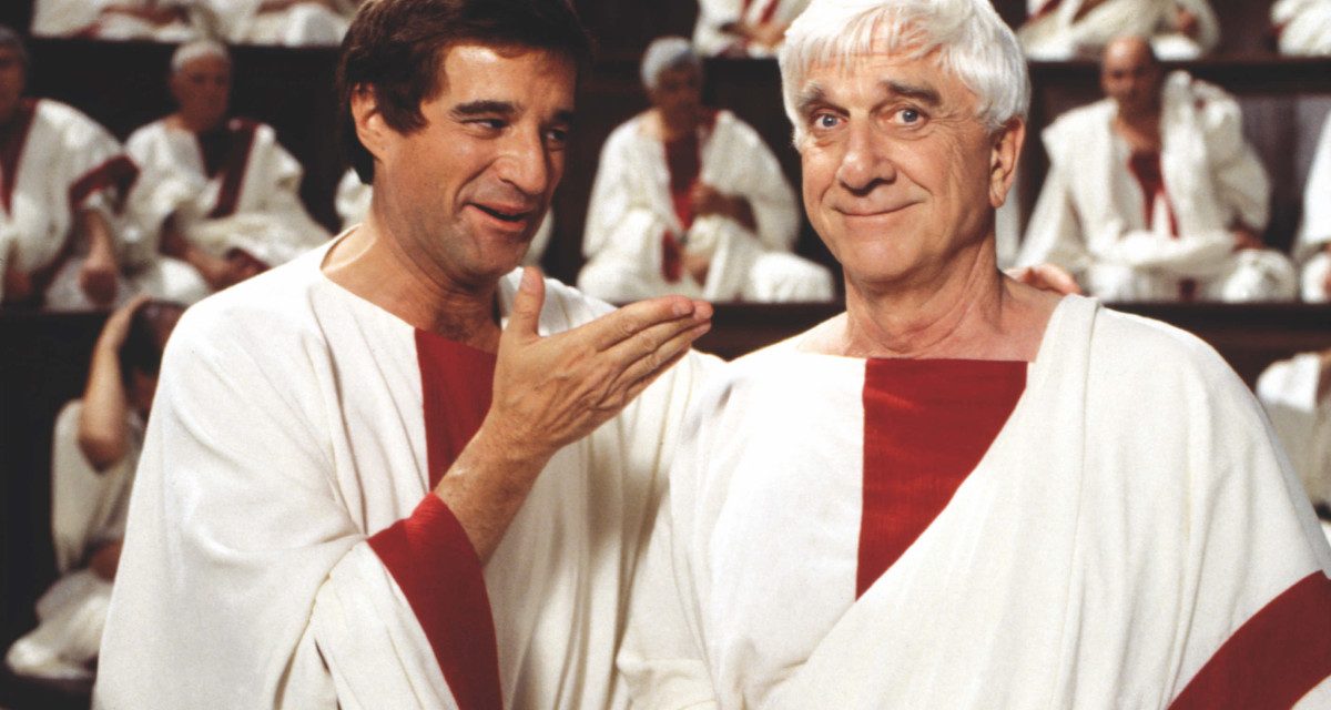  S.P.Q.R., Massimo Boldi su Leslie Nielsen: “Nascondeva sulle sedie i cuscinetti che fanno le puzze e poi si metteva dietro gli angoli a ridere”